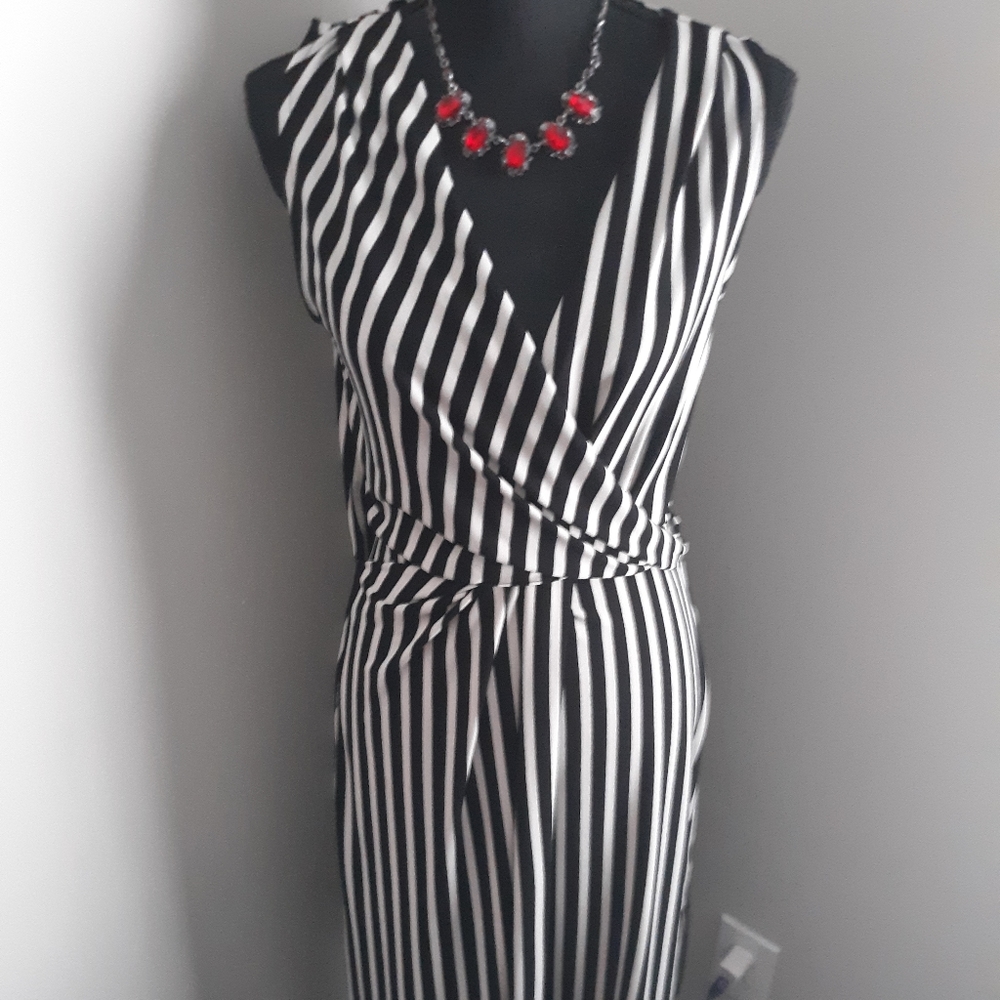 BLACK AND WHITE V- NECK DRESS